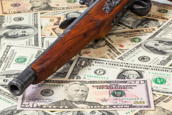 Pistola vieja y dinero —  Fotos de Stock