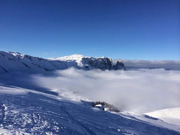 Paisaje invernal en la niebla (Seiser Alm - Italia ) — Foto de Stock