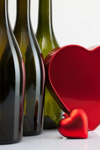 Bouteilles de vin et coeur rouge — Photo