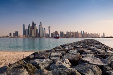 boş bir sahilde Dubai (Birleşik Arap Emirlikleri)