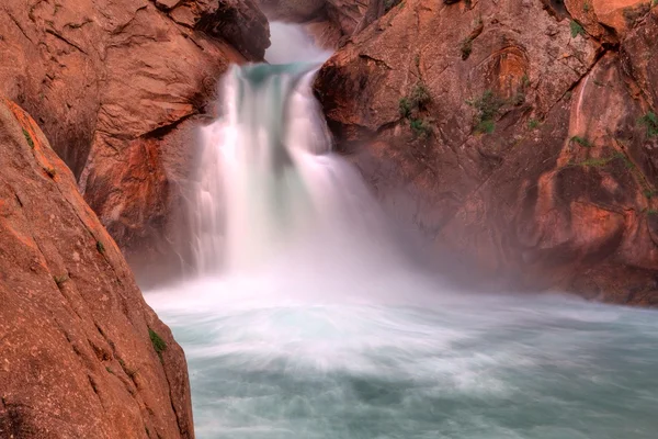 Air terjun di Kings Canyon di Amerika Serikat — Stok Foto