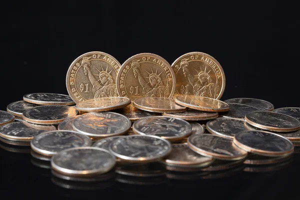 Монеты доллара США на столе — стоковое фото