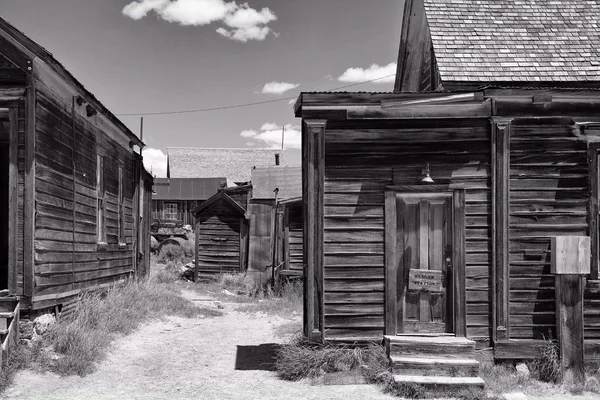 Old buildings on Bodie, an original ghost town from the late 1800s — Stock Photo, Image