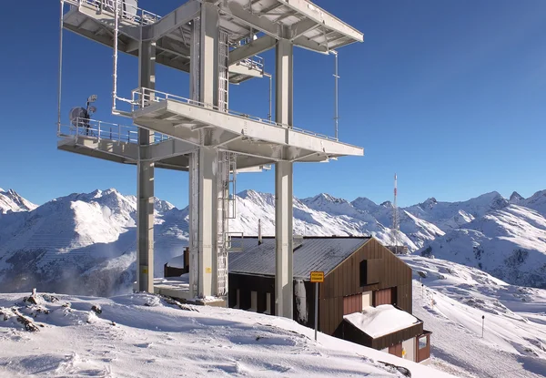Torre de antena de comunicación en las altas montañas —  Fotos de Stock