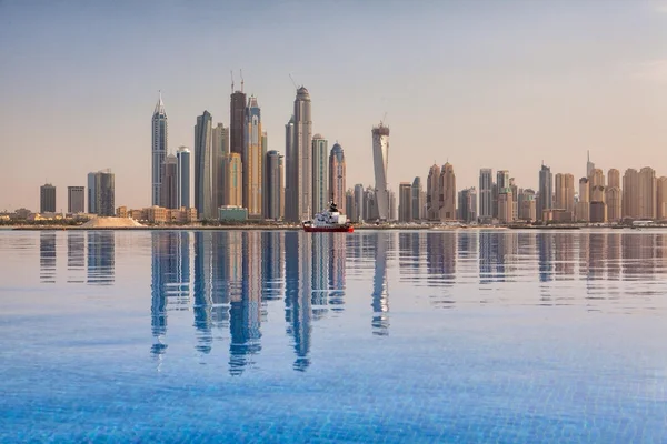 Sur la plage dans la piscine à Dubaï — Photo