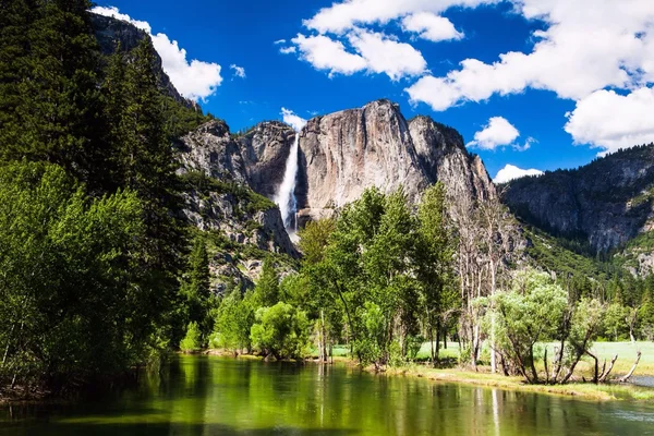 Cachoeira famosa no Parque Nacional de Yosemite (Califórnia - EUA ) — Fotografia de Stock