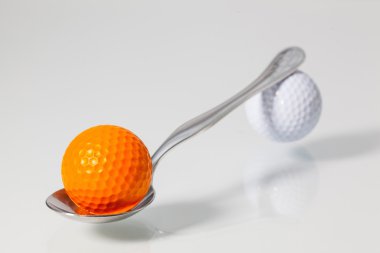 kaşık ve golf topları