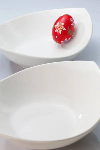 Two white bowls and easter egg — Stock Photo, Image