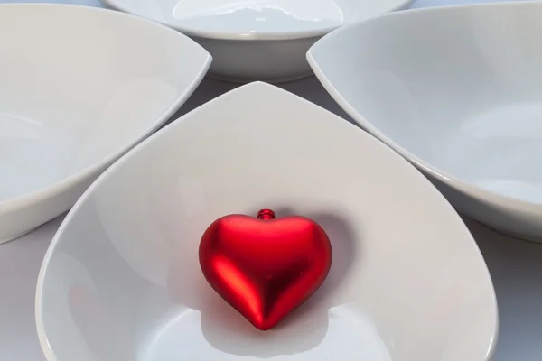 Vit keramik skålar och rött hjärta — Stockfoto