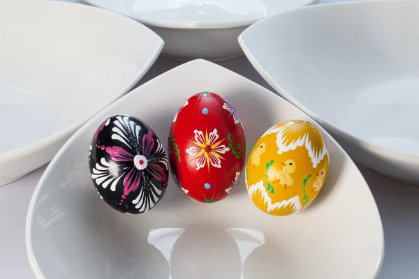 White ceramics bowls and easter eggs — Stock Photo, Image