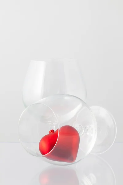 Two glasses of wine and red heart — Stock Photo, Image