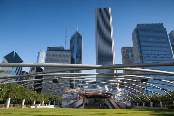 Chicago - 12 juli: Jay Pritzker paviljoen in Millennium Park op J — Stockfoto