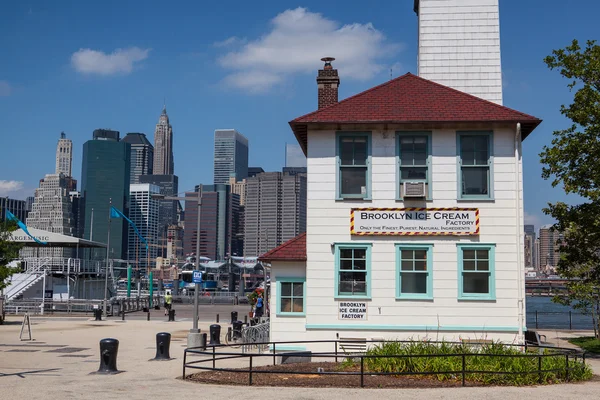 FERRY HARBOR, BROOKLYN, NEW YORK, USA - JULY 29: View of Manhatta — стоковое фото