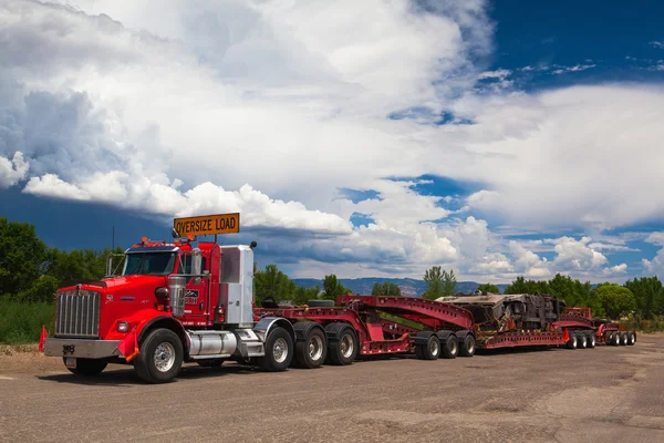 UTAH - JULY 18: The typical american red Kenwood truck on a pa — Stock Photo, Image