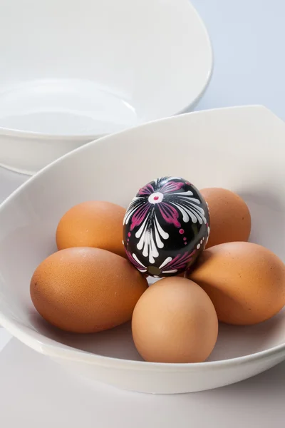 Duas taças brancas e ovos de Páscoa — Fotografia de Stock