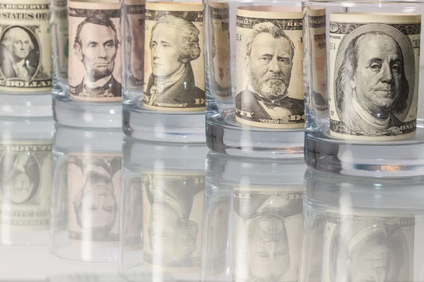 The glasses and money on the glass table — Stock Photo, Image