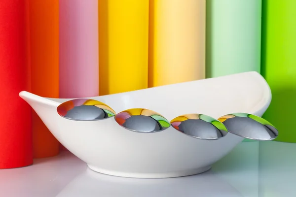 La ciotola di ceramica e quattro cucchiai — Foto Stock