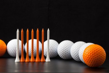 siyah arka plan üzerinde golf topları