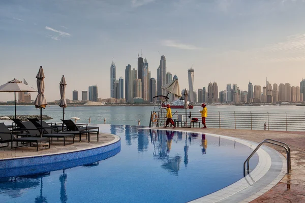 En la piscina frente al distrito de negocios en Dubai — Foto de Stock