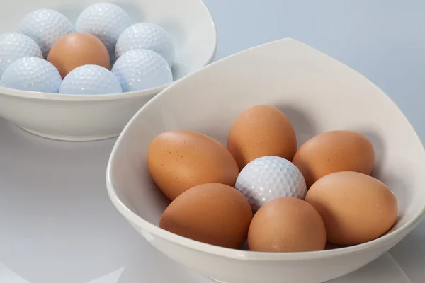 Witte kommen, Pasen eieren en golfballen — Stockfoto