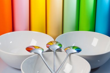 Üç seramik kaseler ve üç kaşık