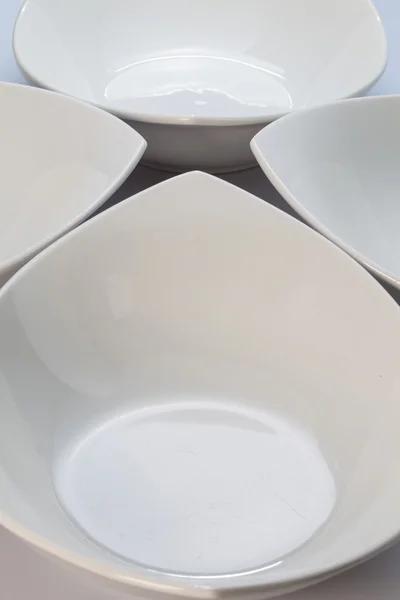 Vier weiße Keramikschalen — Stockfoto
