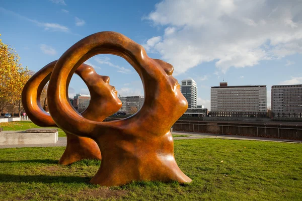 Nuova scultura pubblica sulla Millbank di Londra — Foto Stock