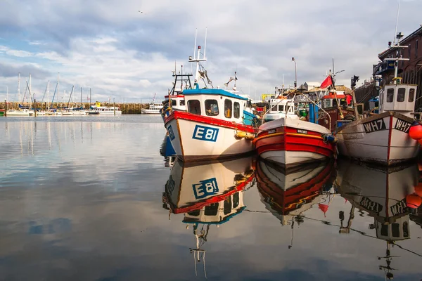 Typiska fiskebåtar i scarborough hamnen — Stockfoto