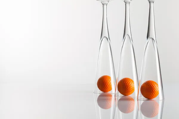 Szklanki szampana i golf sprzęt na stół szkło — Zdjęcie stockowe