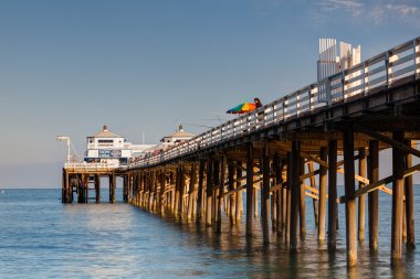 Malibu'da bir ahşap iskele Balık tutma