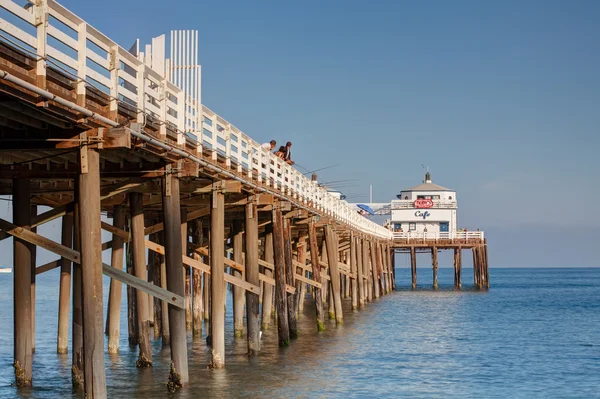 Fiske på en träbrygga i malibu — Stockfoto