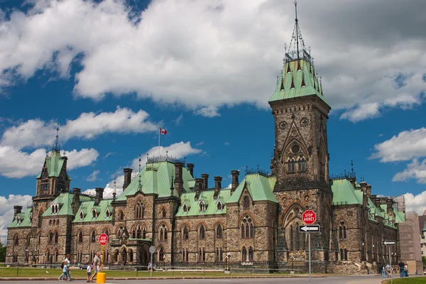 Centre Block is the main building of the Canadian parliamentary complex — Stock Photo, Image