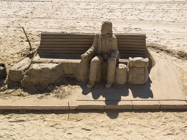 Scultura di sabbia viaggiatore sulla spiaggia — Foto Stock