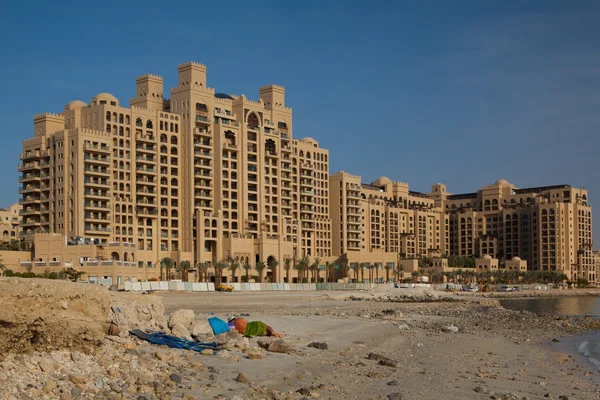 Oavslutade byggnader på stranden i dubai — Stockfoto