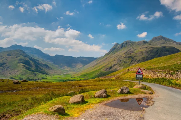 Carretera muy empinada en el valle de Great Langdale en Inglaterra - HDR Image — Foto de Stock