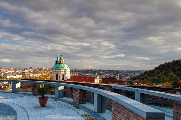 Blick von der Prager Burg auf das herbstliche Prag — Stockfoto