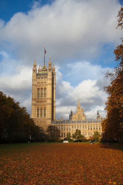 In the garden next to Parliament building — Stock Photo, Image