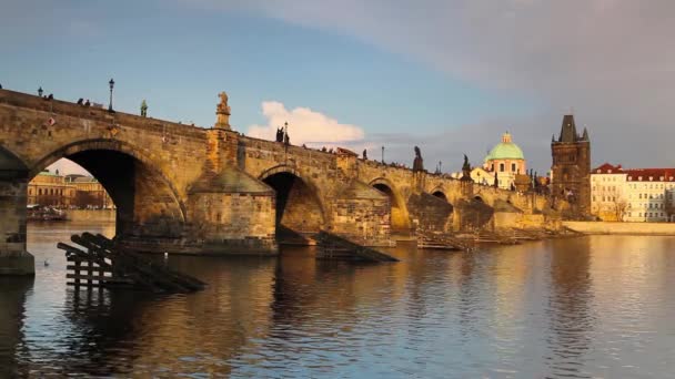 Puente de Carlos en Praga — Vídeo de stock