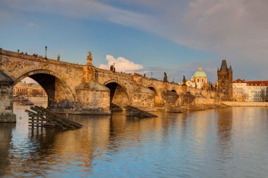 ünlü charles Köprüsü'nde kampa gelen göster
