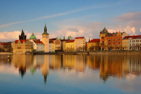 Vista dall'isola di Strelecky sul ponte pedonale Novotny — Foto Stock