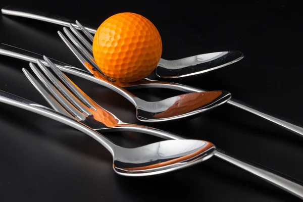Tenedores y cucharas sobre una mesa negra —  Fotos de Stock