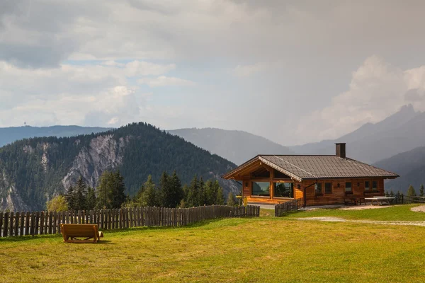 AMWELT-AUGUST 24: Almwelt Austria расположен на склонах Pic — стоковое фото