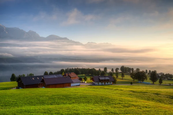 PLANAI, AUSTRIA-22 DE AGOSTO DE 2013: Granja agrícola en las colinas en —  Fotos de Stock