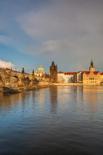 Blick von der Kampa auf die berühmte Karlsbrücke bei Frühlingssonnenuntergang. — Stockfoto