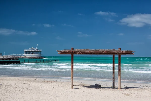 Antiguo ático en la playa vacía en Dubai —  Fotos de Stock