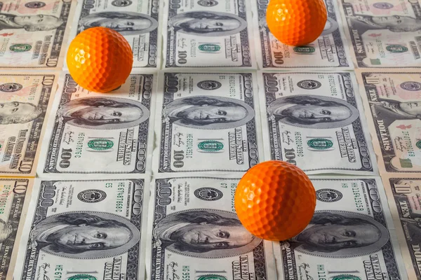 U.s.Dollar-bankjegyek és -gyakorlat a golf bál — Stock Fotó