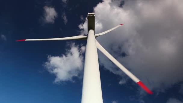 Turbina eólica al atardecer — Vídeos de Stock