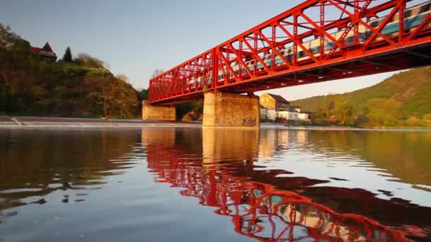 Le train de vitesse sur le vieux pont de fer — Video