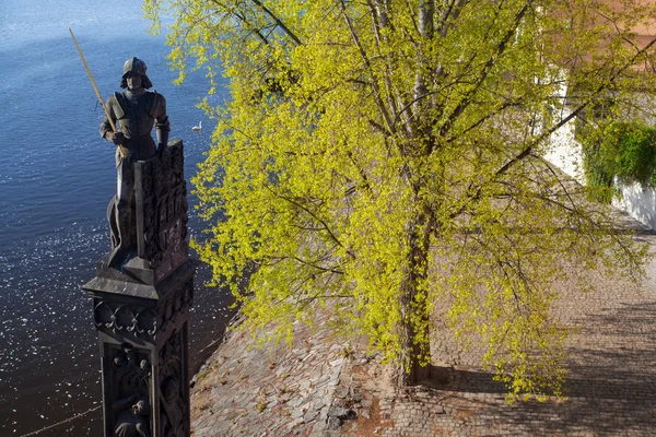 Słynny posąg rycerza bruncvik w pobliżu mostu Karola — Zdjęcie stockowe
