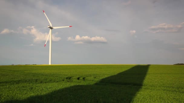 Rotationswindpark und Schatten des Windparks — Stockvideo